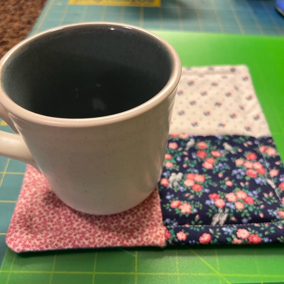 Set of 4 Mug Rug Handmade NEW blue, red flowers - Picture 1 of 4